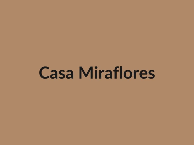 Casa de dos pisos en barrio Miraflores